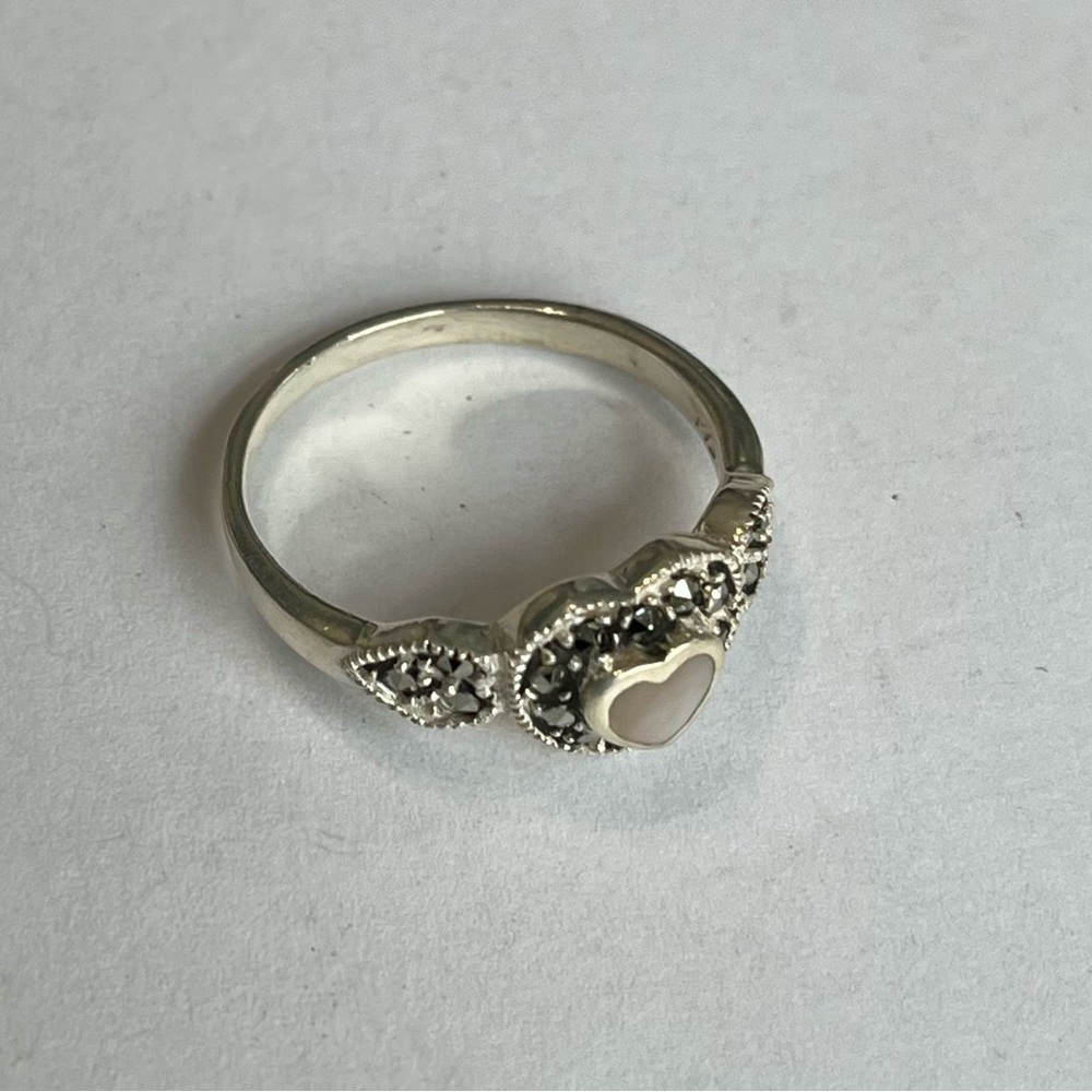 Vintage Sterling Silver Mother of Pearl Marcasite Heart Ring size 6.75 - Picture 3 of 5